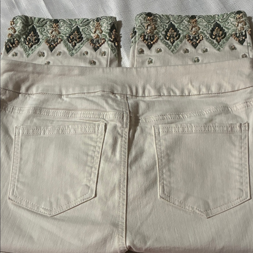 Elegant Cream Capris with Embroidered Detail - Picture 3 of 7